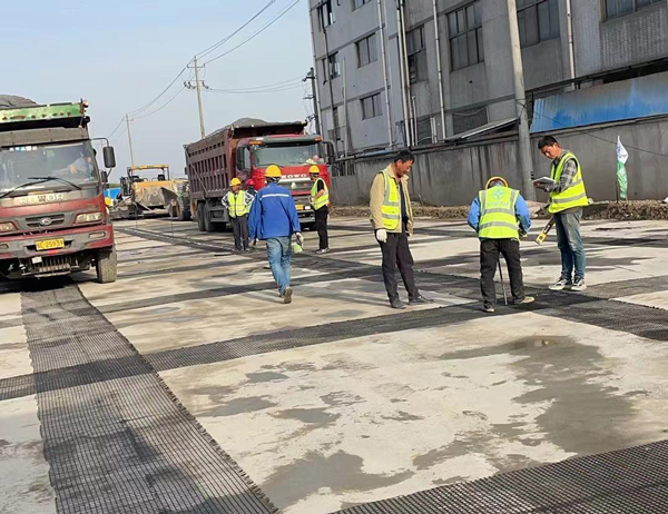 囊谦老材料的新故事：玻璃纤维土工格栅如何在‘白改黑’浪潮中重获新生？